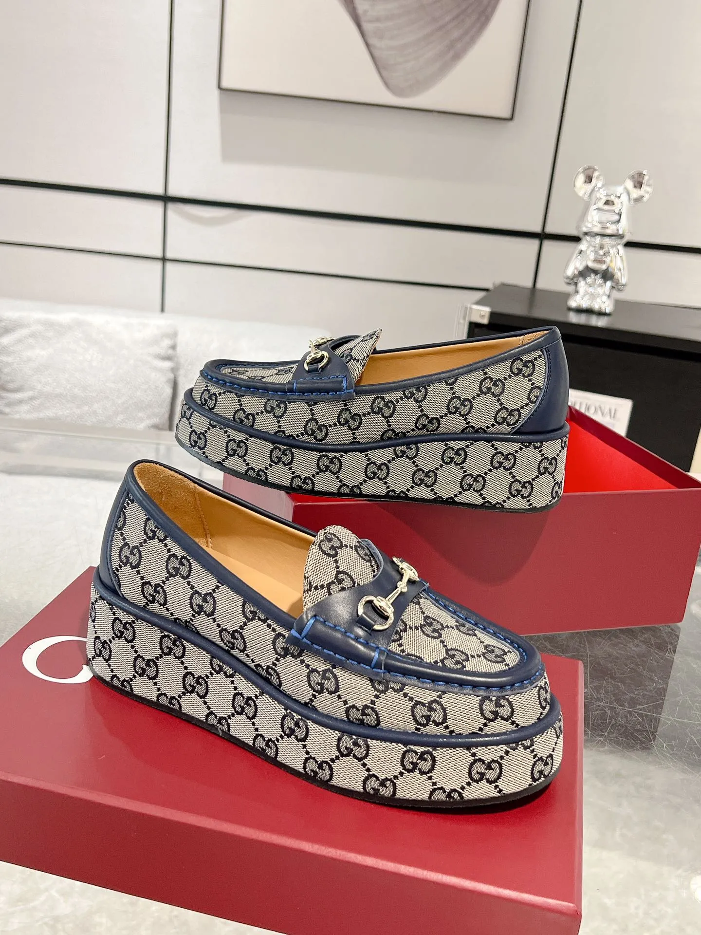 👟👟Ex-factory price 640👟👟 Leather surface 💰Gucci’s latest women’s horsebit wedge loafers ❗️❗️ Original purchase, development and production. The brand’s classic elements inject timeless style into this exquisite horsebit loafer. Glossy leather is paired with light gold-tone hardware. Wedge detailing adds a personal touch to a classic style. Original customized cowhide. Original customized soft sheepskin lining. Original molded leather with rubber outsole. Bottom thickness: 2.5CM in the front and 5cm in the back. Number of yards: 35-41 (custom-made 40 and 41 are non-refundable)